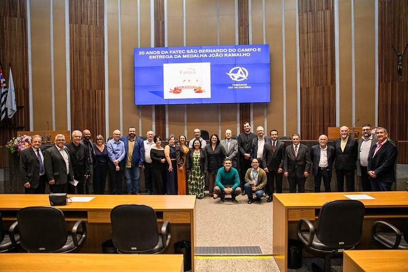 Autoridades, professores e Alunos 20 anos da Fatec SBC 2025